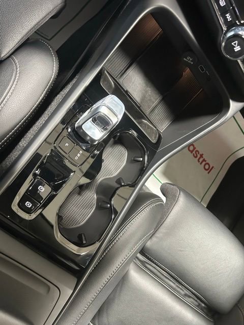 Used 2025 Volvo XC40 B5 Plus image 22