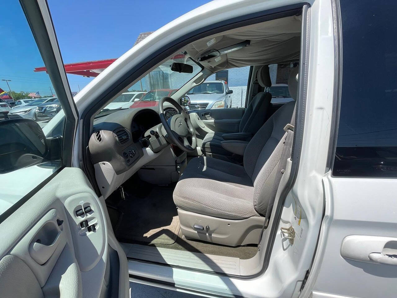Used 2005 Chrysler Town & Country LX w/ Popular Equipment Group II FWD image 8