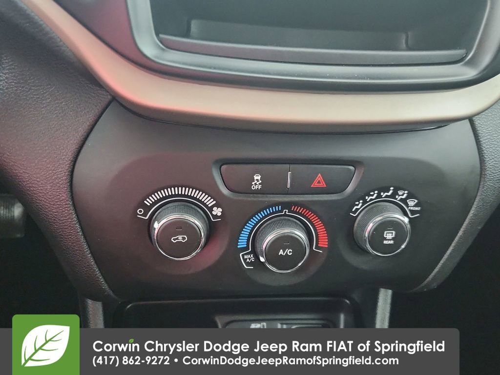 Certified 2018 Jeep Cherokee Latitude w/ Altitude Package FWD image 25