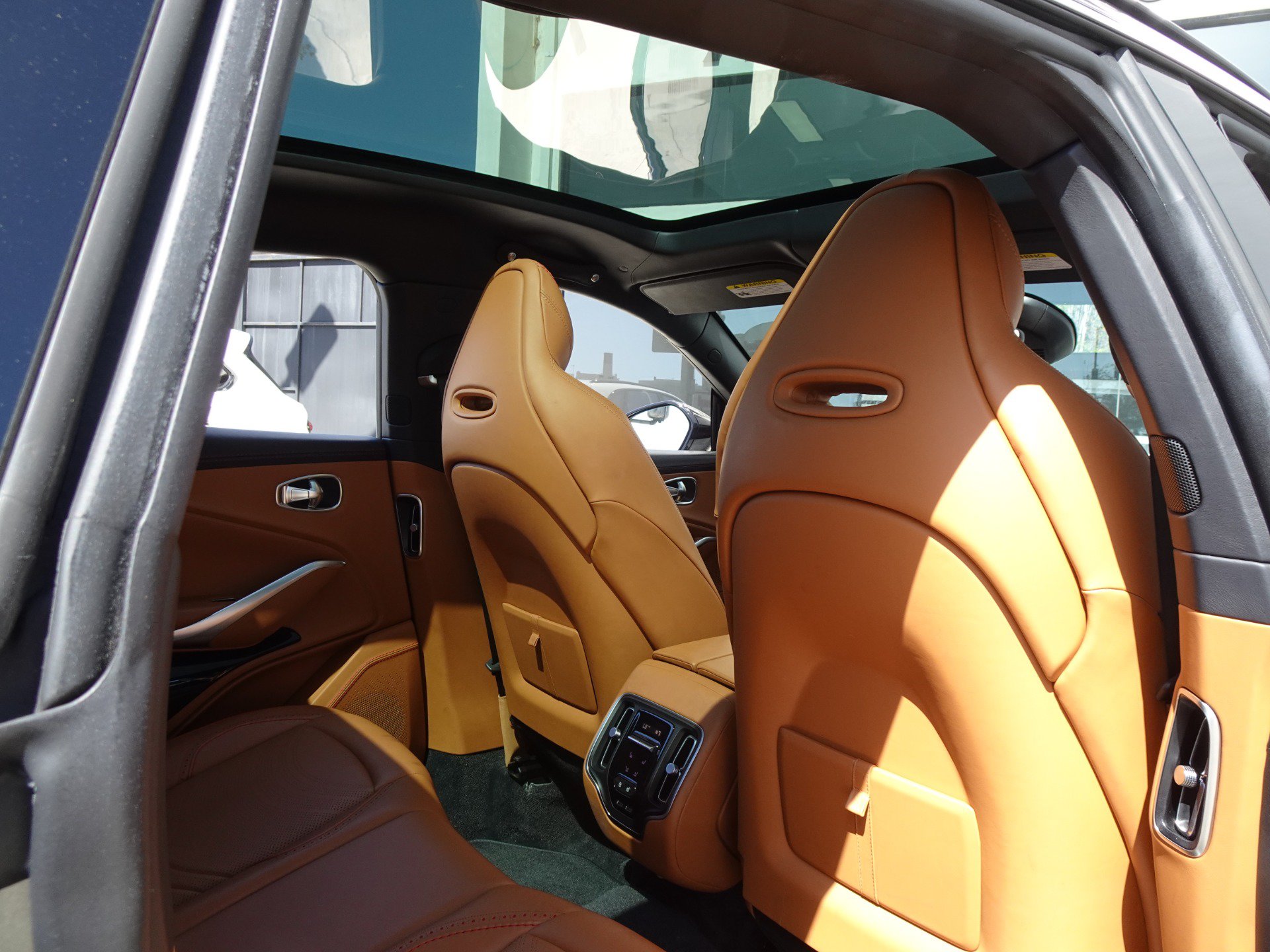 Used 2022 Aston Martin DBX AWD/4WD image 18