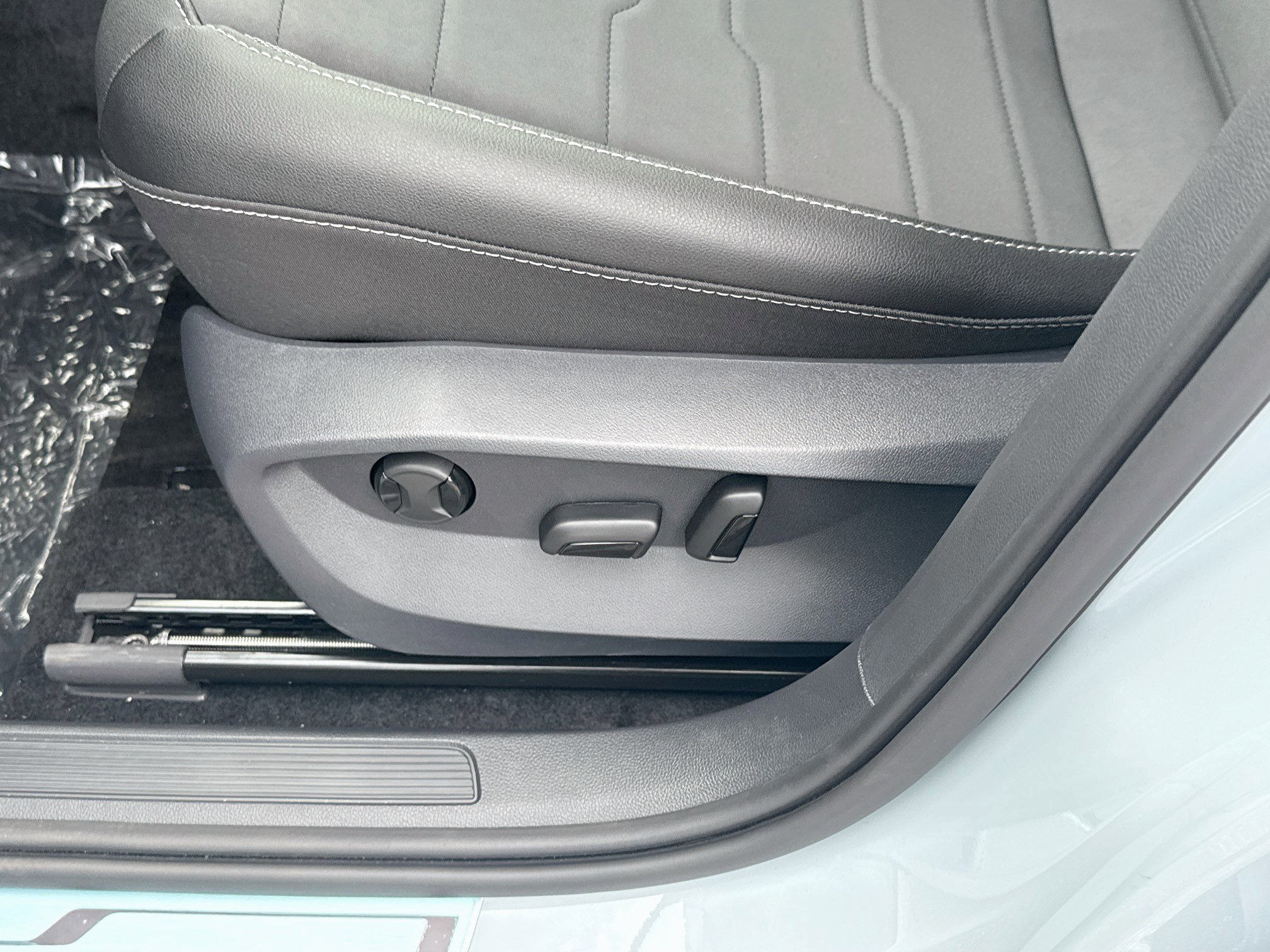 Certified 2021 Volkswagen Atlas Cross Sport SE FWD image 17