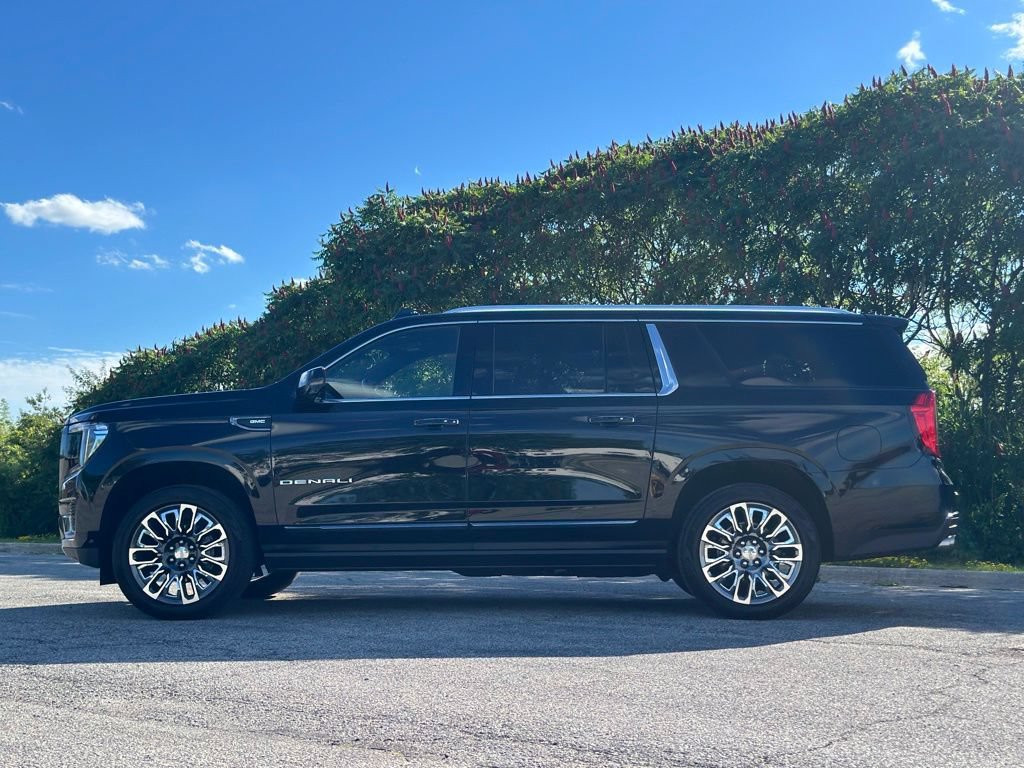 Used 2023 GMC Yukon XL Denali Ultimate AWD/4WD image 4