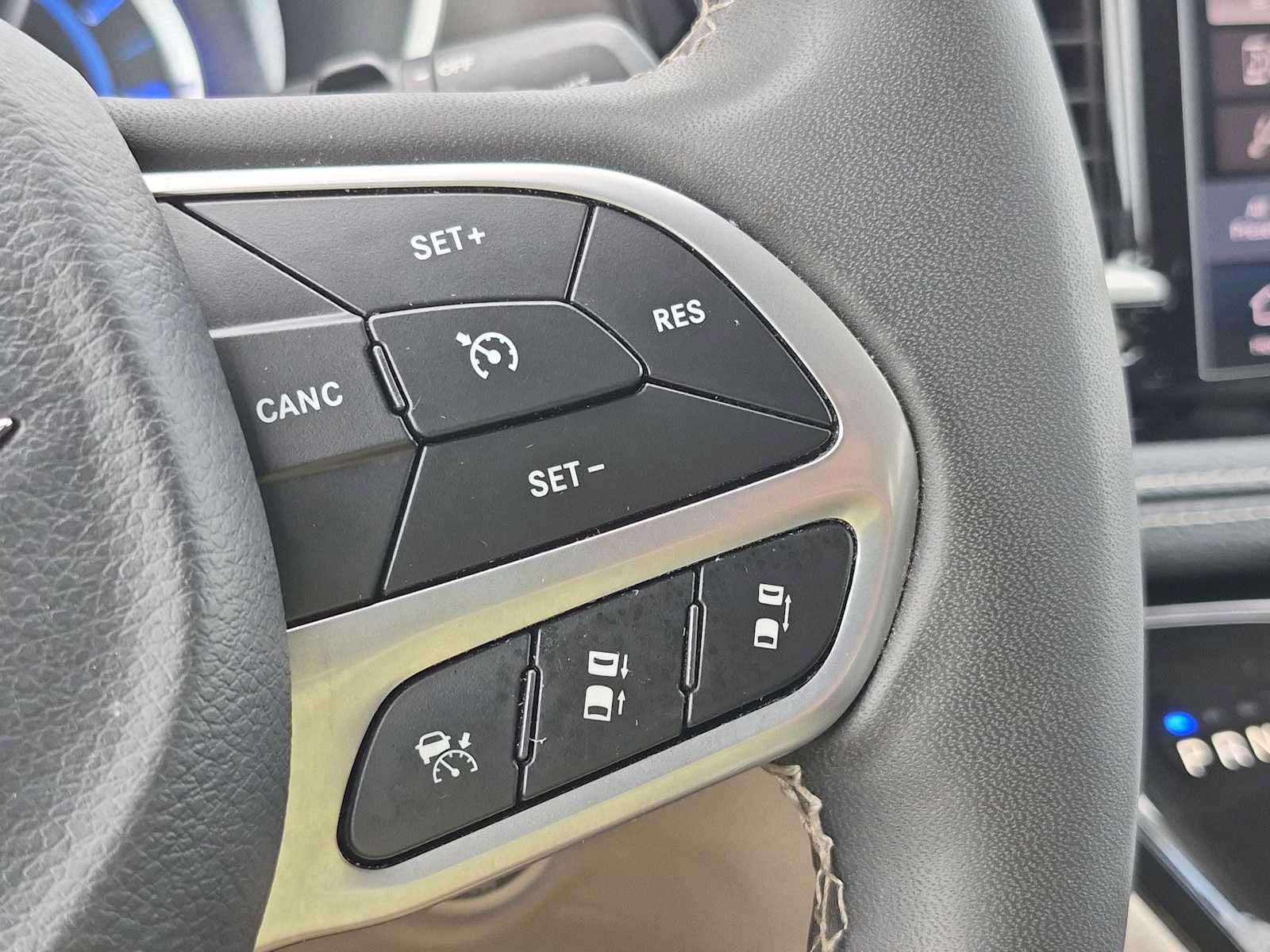 Used 2023 Chrysler Pacifica Touring-L FWD image 23