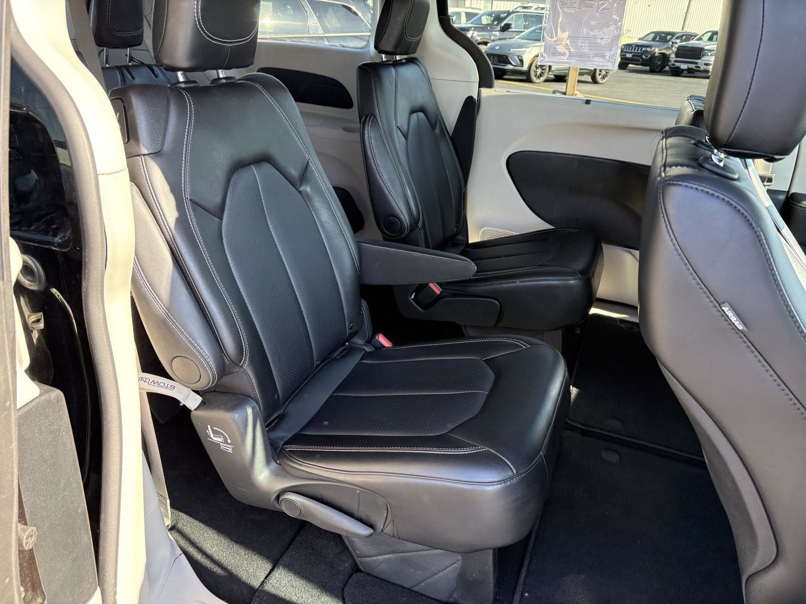 Used 2024 Chrysler Pacifica Touring-L image 14