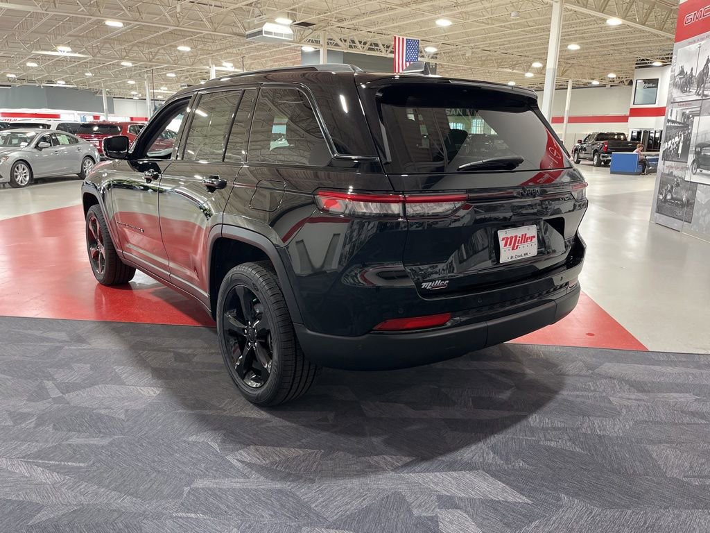 Used 2024 Jeep Grand Cherokee Limited w/ Black Appearance Package AWD/4WD image 5