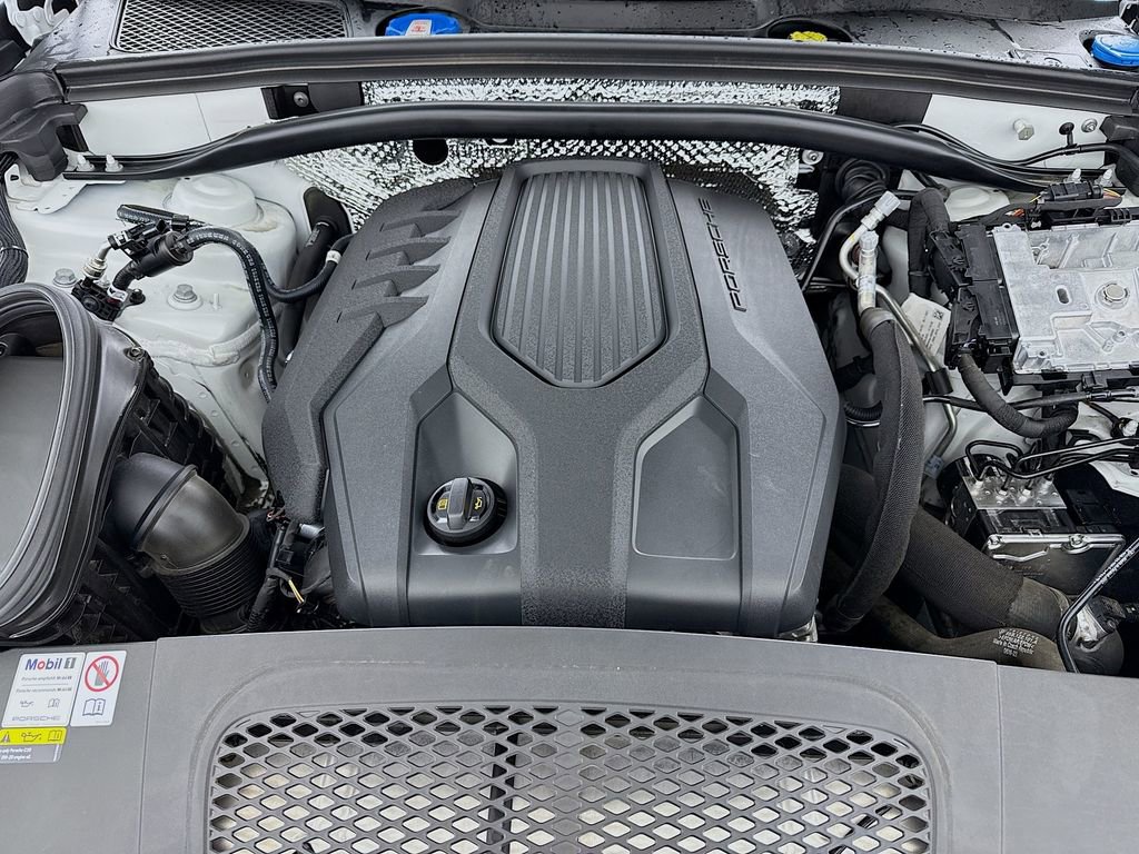 Certified 2023 Porsche Macan Turbo AWD/4WD image 33