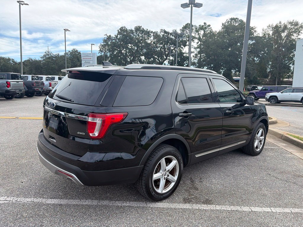 Used 2017 Ford Explorer XLT w/ Equipment Group 202A AWD/4WD image 5