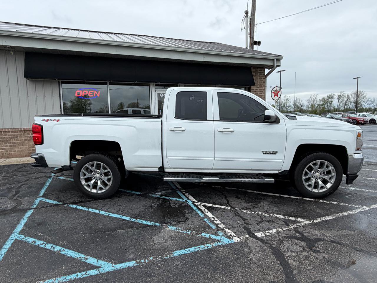 Used 2017 Chevrolet Silverado 1500 LT w/ Texas Edition AWD/4WD image 7