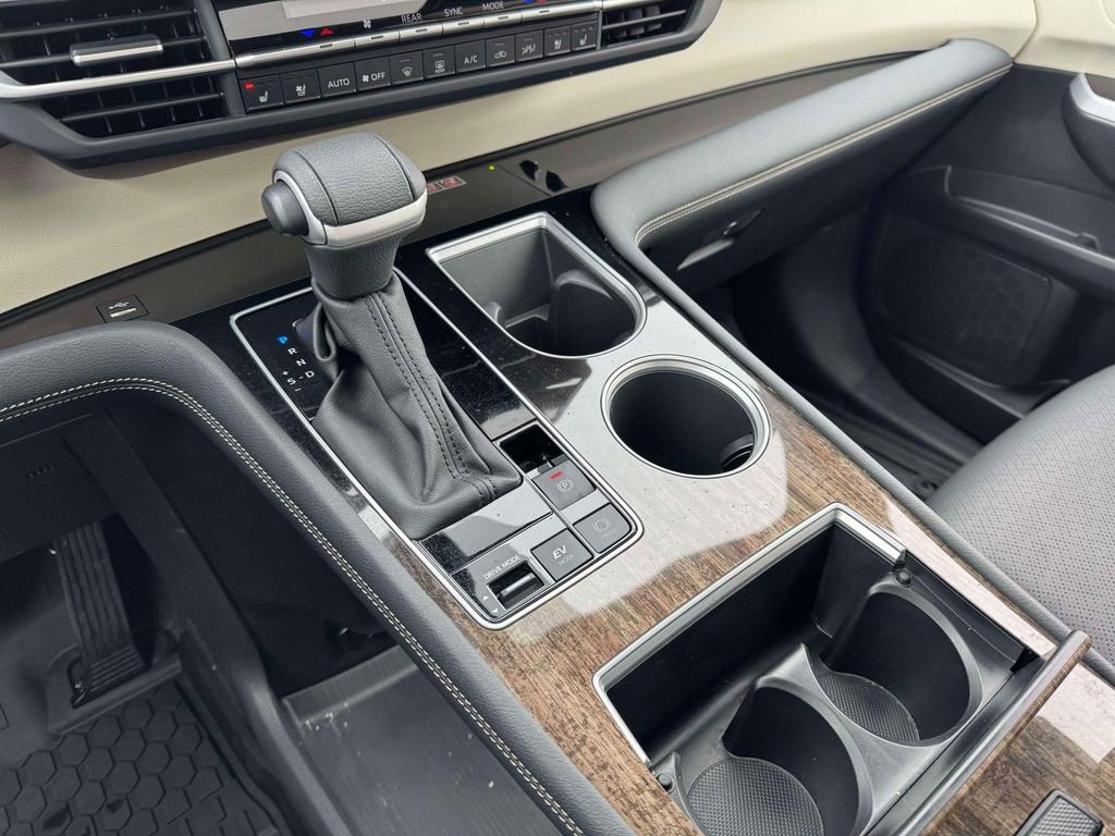 Used 2025 Toyota Sienna Limited image 30