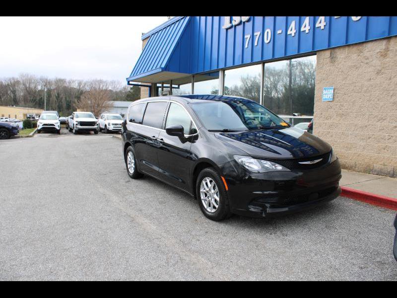 Used 2022 Chrysler Voyager LX image 1