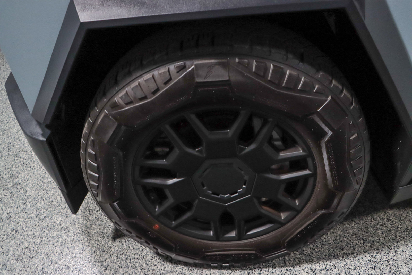 Used 2024 Tesla Cybertruck AWD Crew Cab image 11