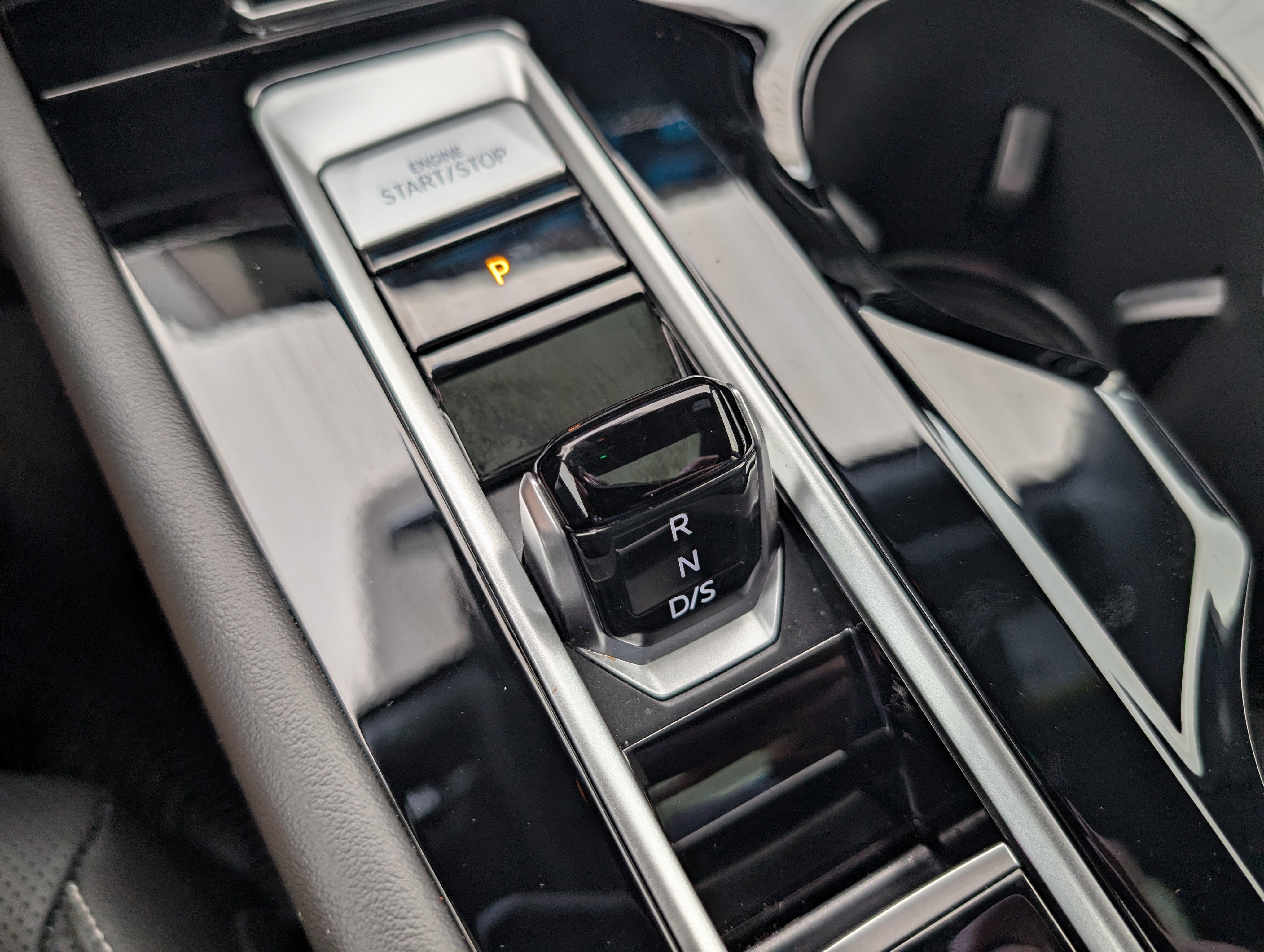 Used 2025 Volkswagen Atlas Cross Sport SEL image 32