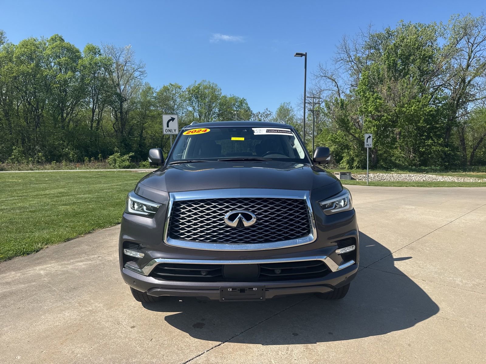 Used 2024 INFINITI QX80 Luxe AWD/4WD image 2