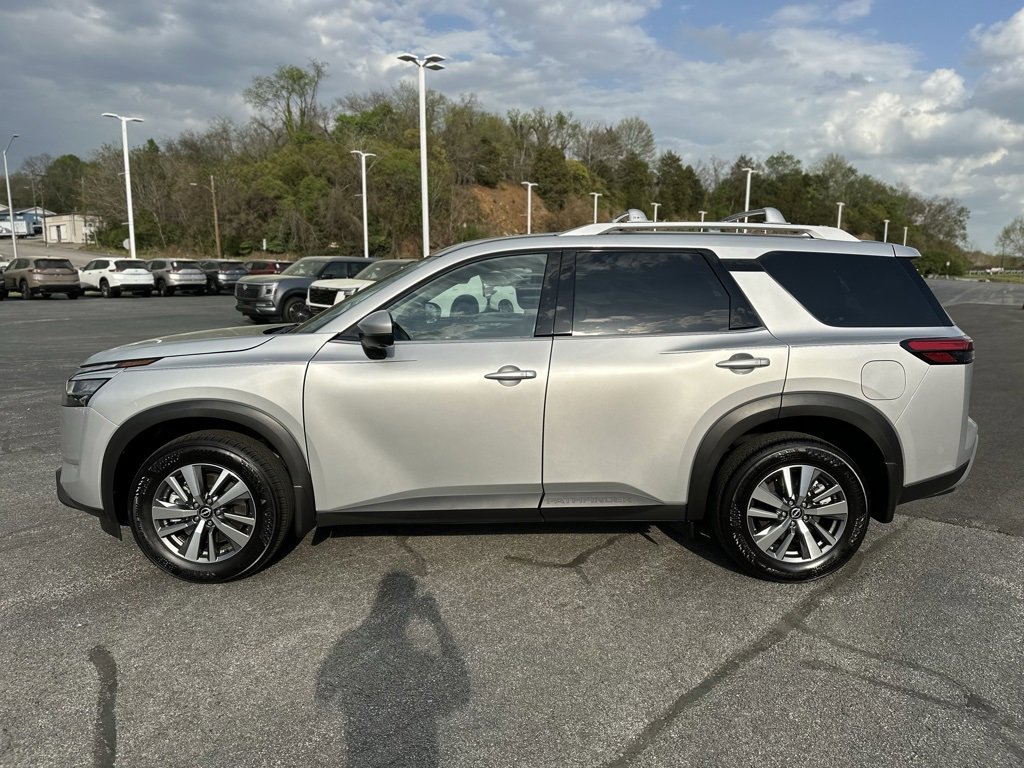 Used 2024 Nissan Pathfinder SL w/ Lighting Package (N92) image 4