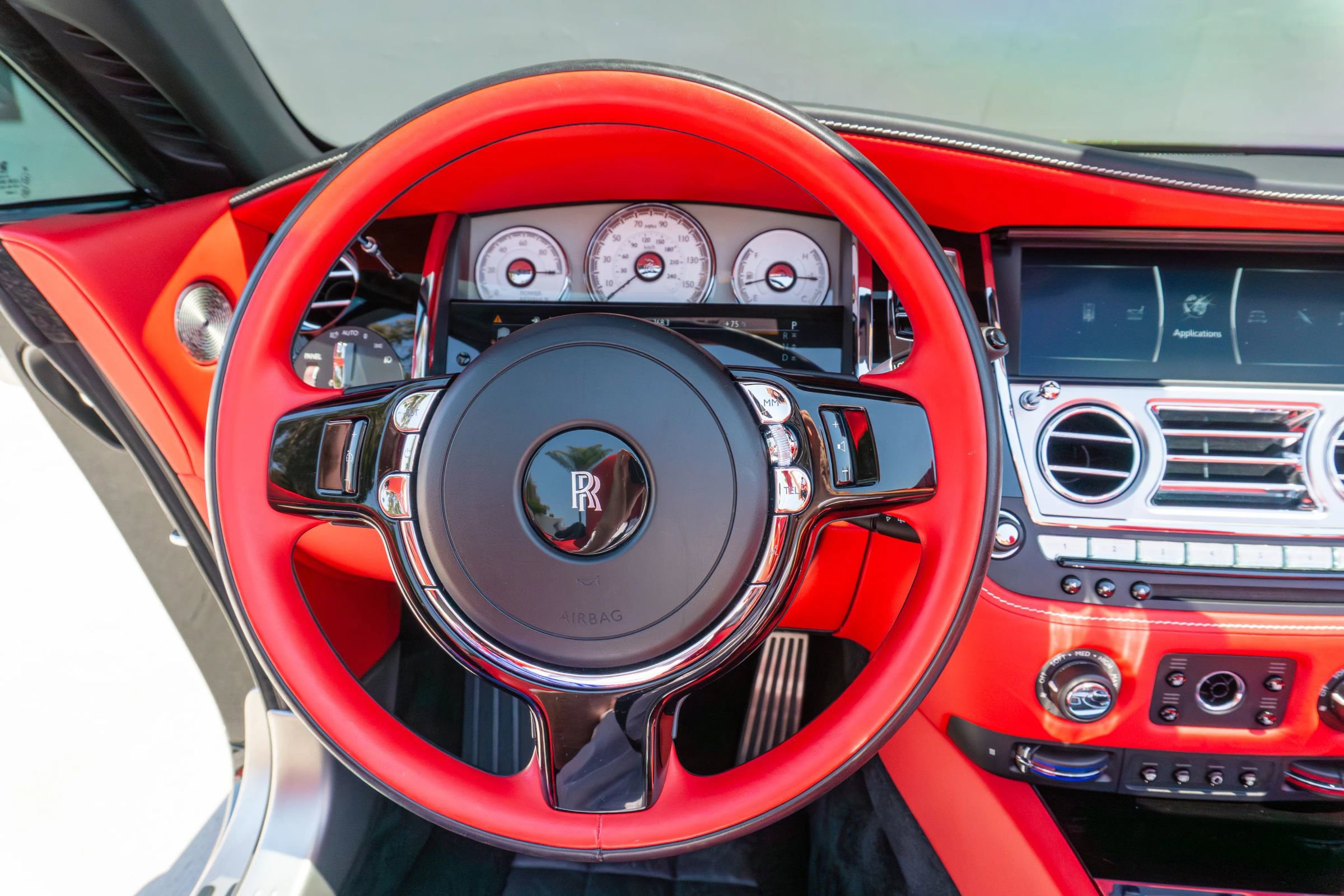 Used 2019 Rolls-Royce Dawn RWD image 80