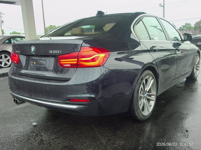 Used 2017 BMW 330i xDrive Sedan AWD/4WD image 3