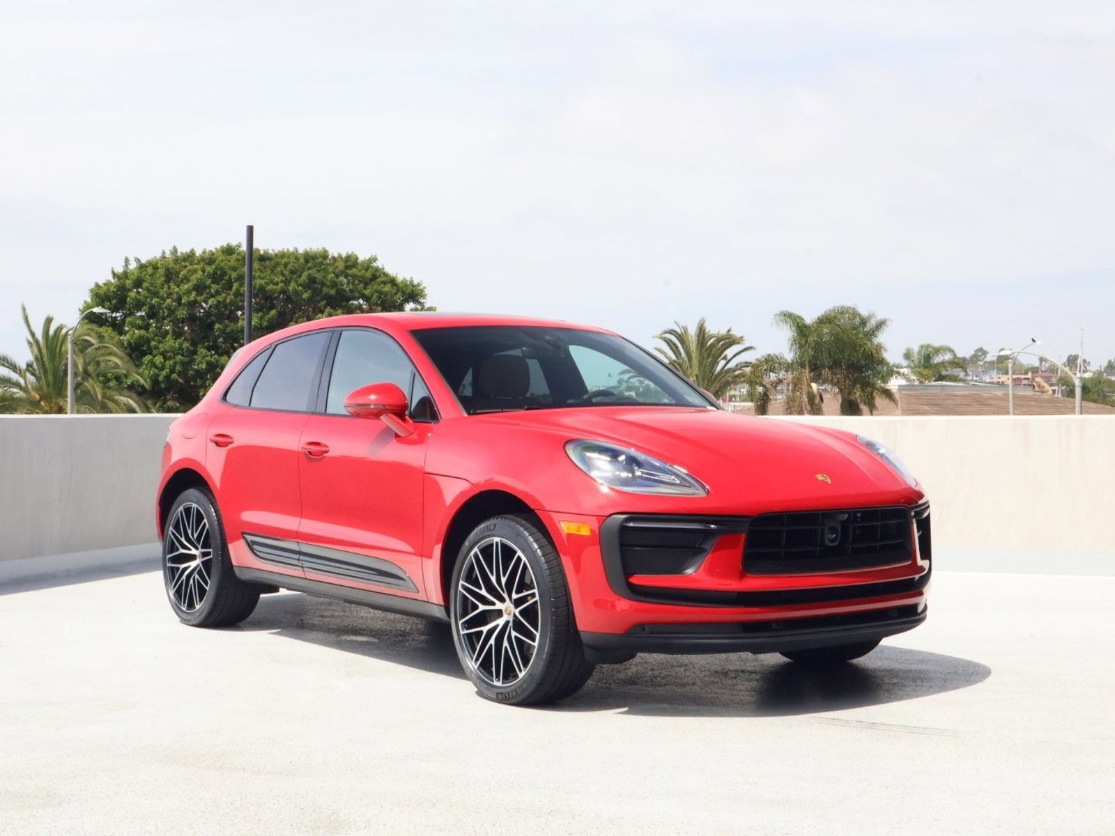 Certified 2025 Porsche Macan image 7