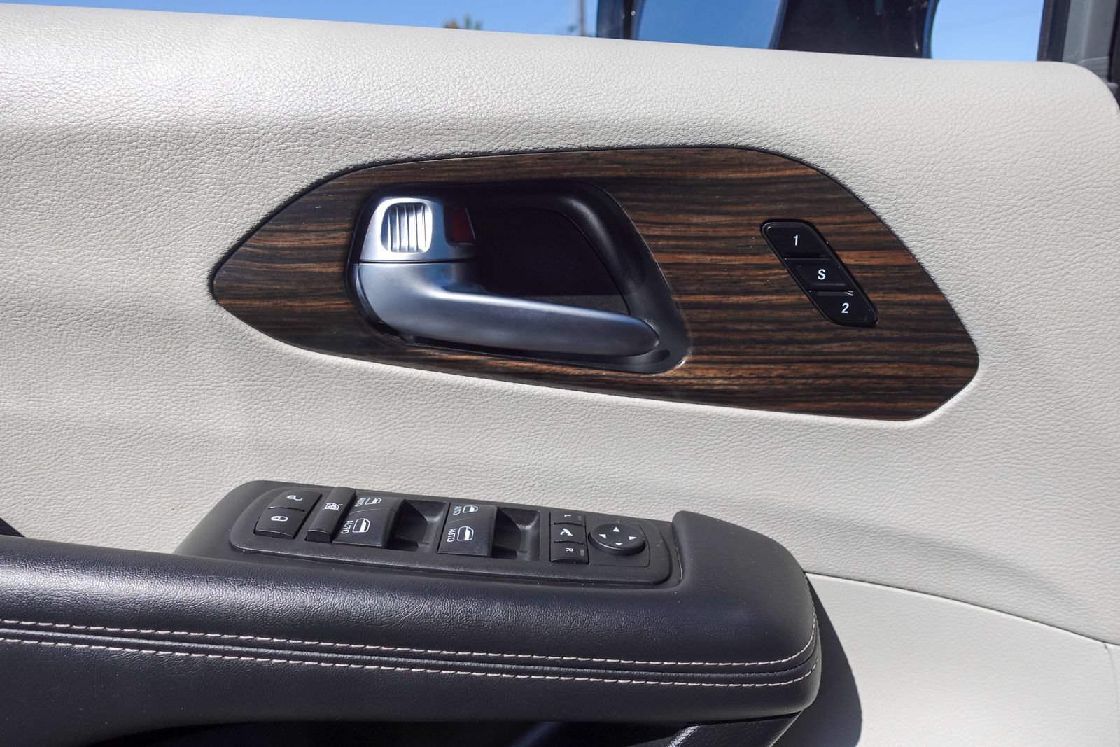Used 2023 Chrysler Pacifica Limited FWD image 15