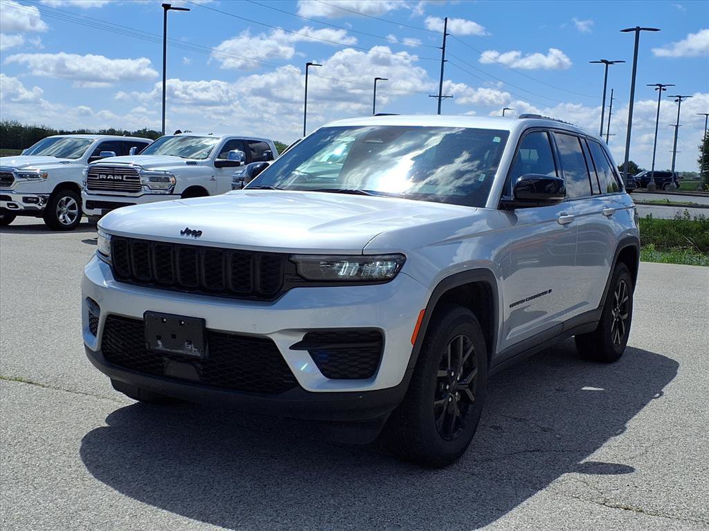 Used 2025 Jeep Grand Cherokee Altitude AWD/4WD image 5