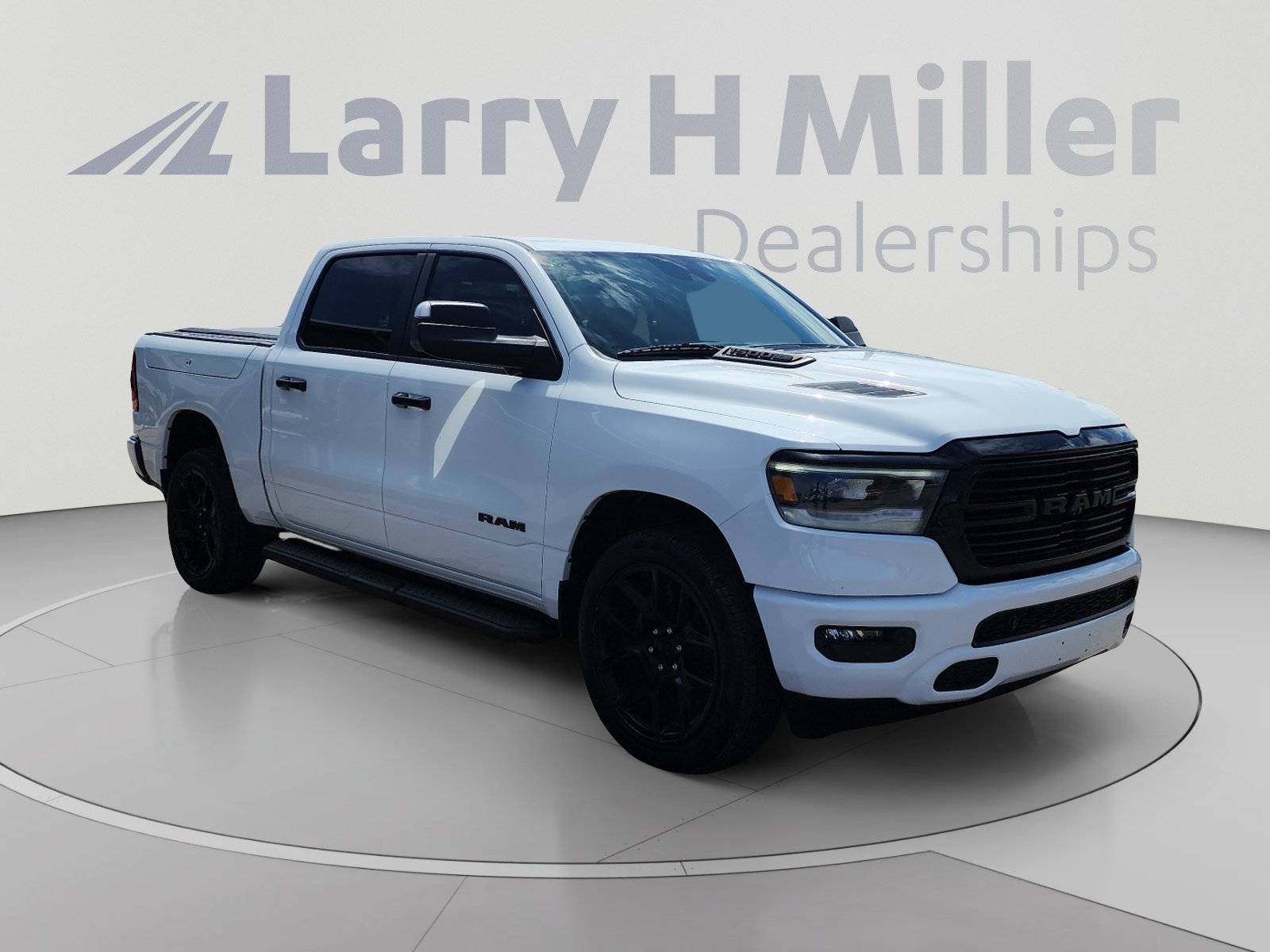 Used 2024 RAM 1500 Laramie AWD/4WD image 7