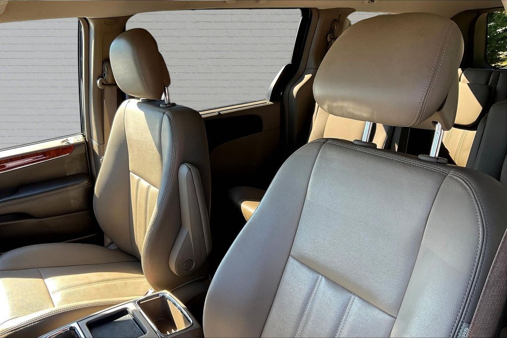 Used 2015 Chrysler Town & Country Touring FWD image 20