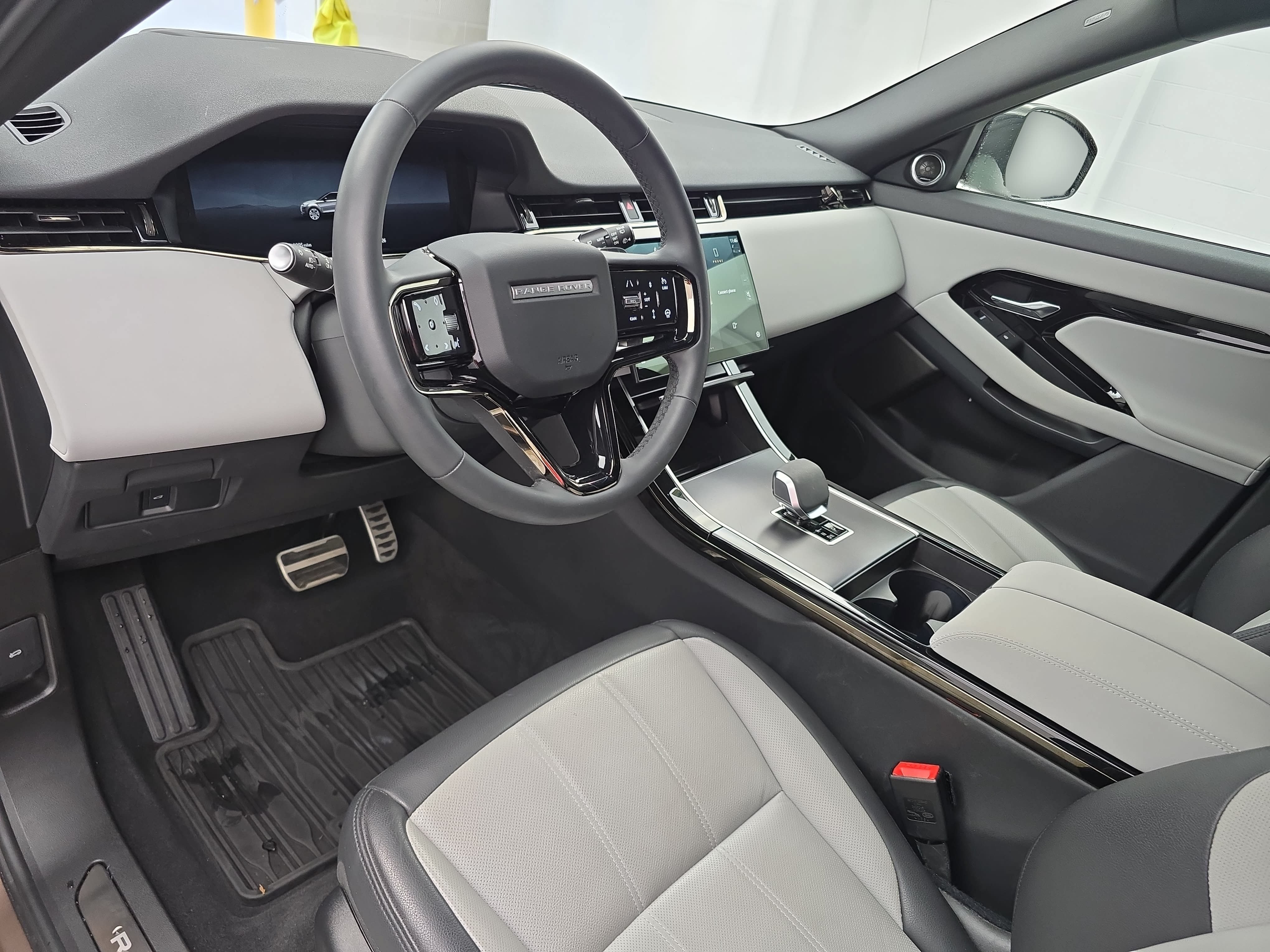 Certified 2026 Land Rover Range Rover Evoque Dynamic SE AWD/4WD image 16