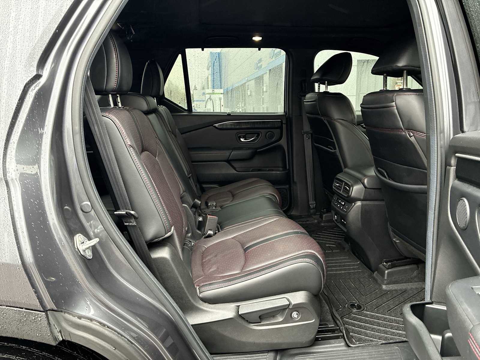 Used 2025 Honda Pilot Black Edition image 28