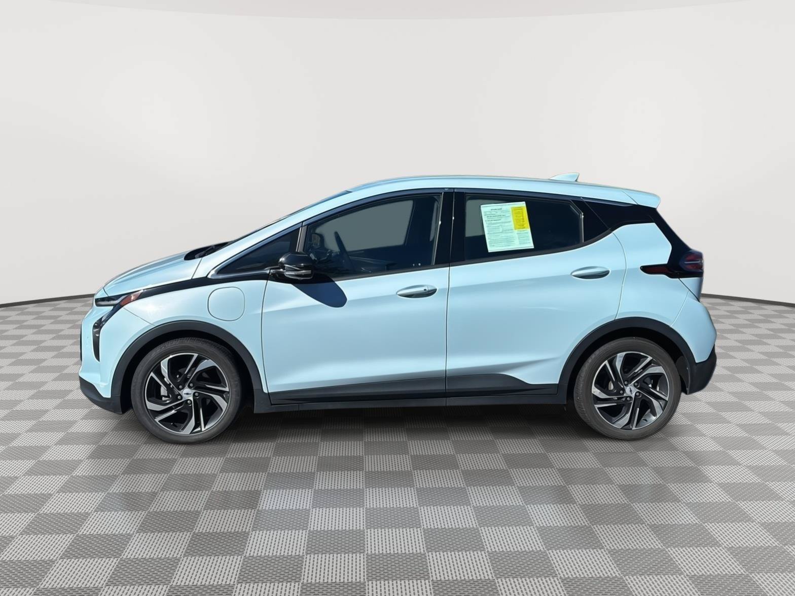 Used 2022 Chevrolet Bolt LT w/ Infotainment Package FWD image 8