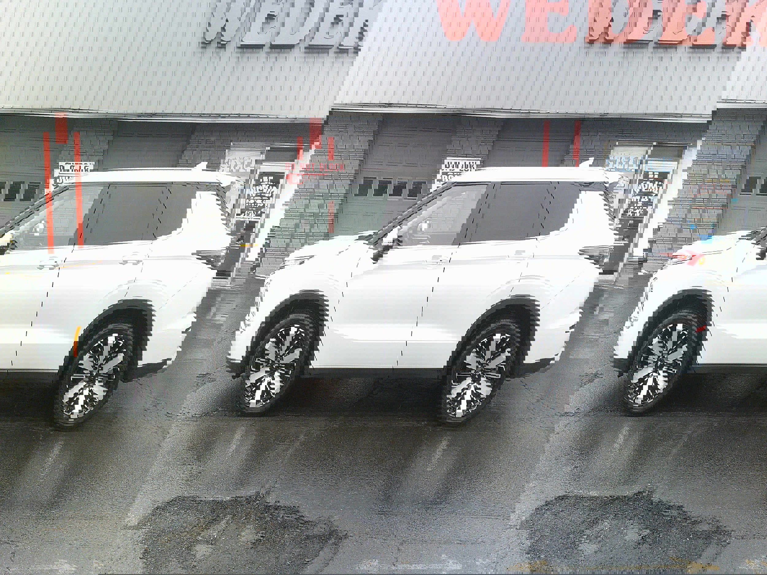 Used 2025 Mitsubishi Outlander SE image 2