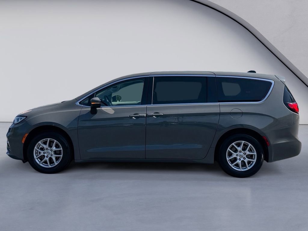 Used 2023 Chrysler Pacifica Touring-L video 2