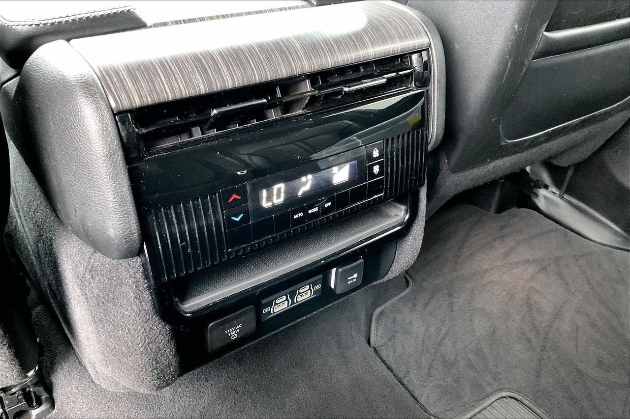 Certified 2024 Jeep Wagoneer L Series II w/ Flexible Seating Group AWD/4WD image 17