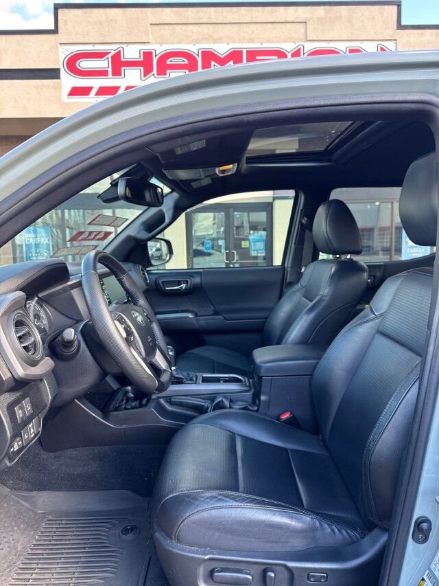 Used 2022 Toyota Tacoma TRD Sport w/ TRD Premium Sport Package AWD/4WD image 10