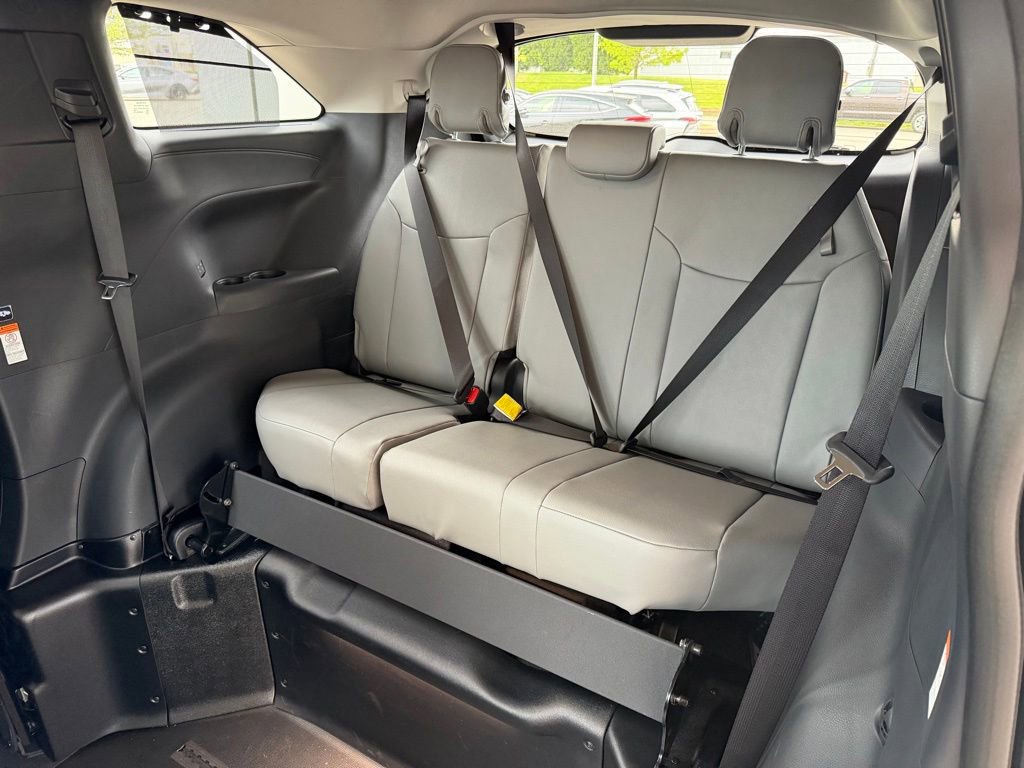 Used 2026 Toyota Sienna XLE FWD image 23