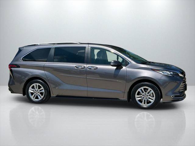 Used 2023 Toyota Sienna Limited AWD/4WD image 4