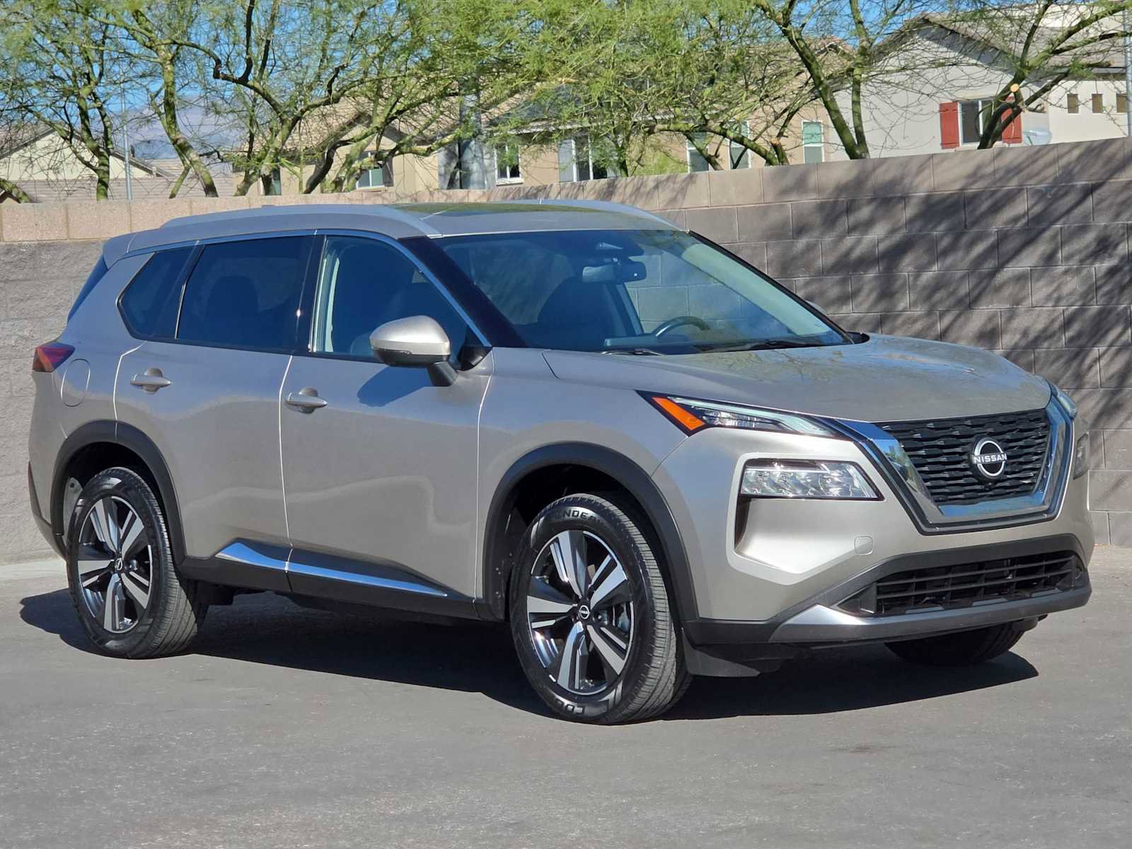 Used 2023 Nissan Rogue SL image 3