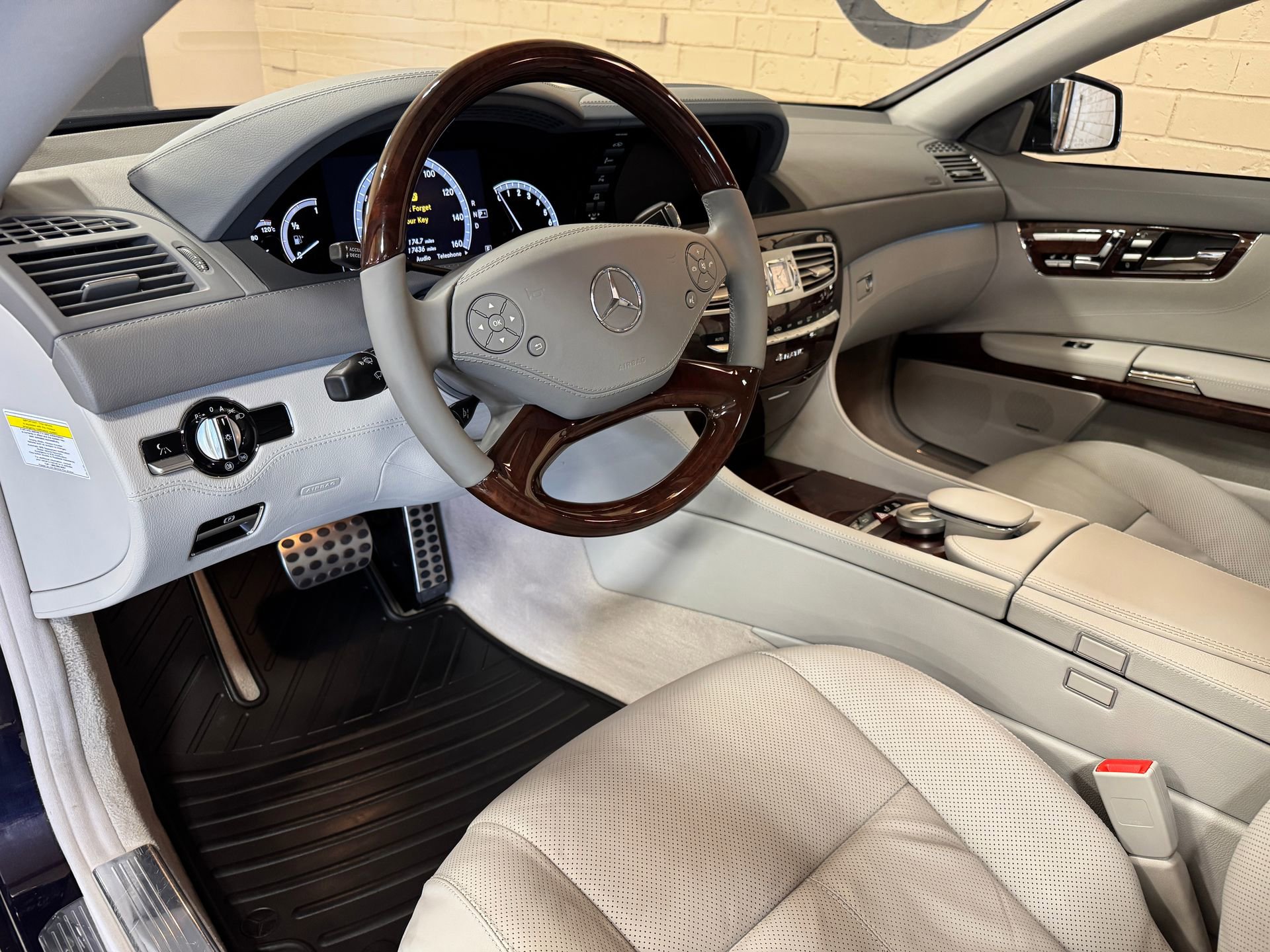 Used 2011 Mercedes-Benz CL 550 4MATIC image 36