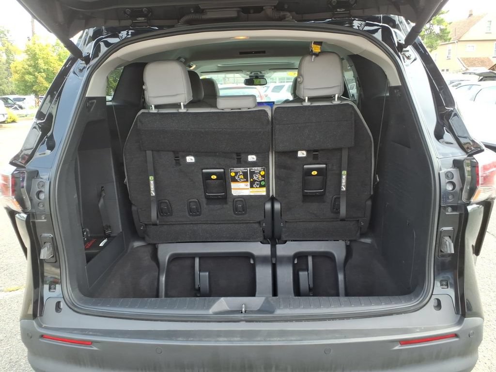 Used 2025 Toyota Sienna XLE FWD image 14