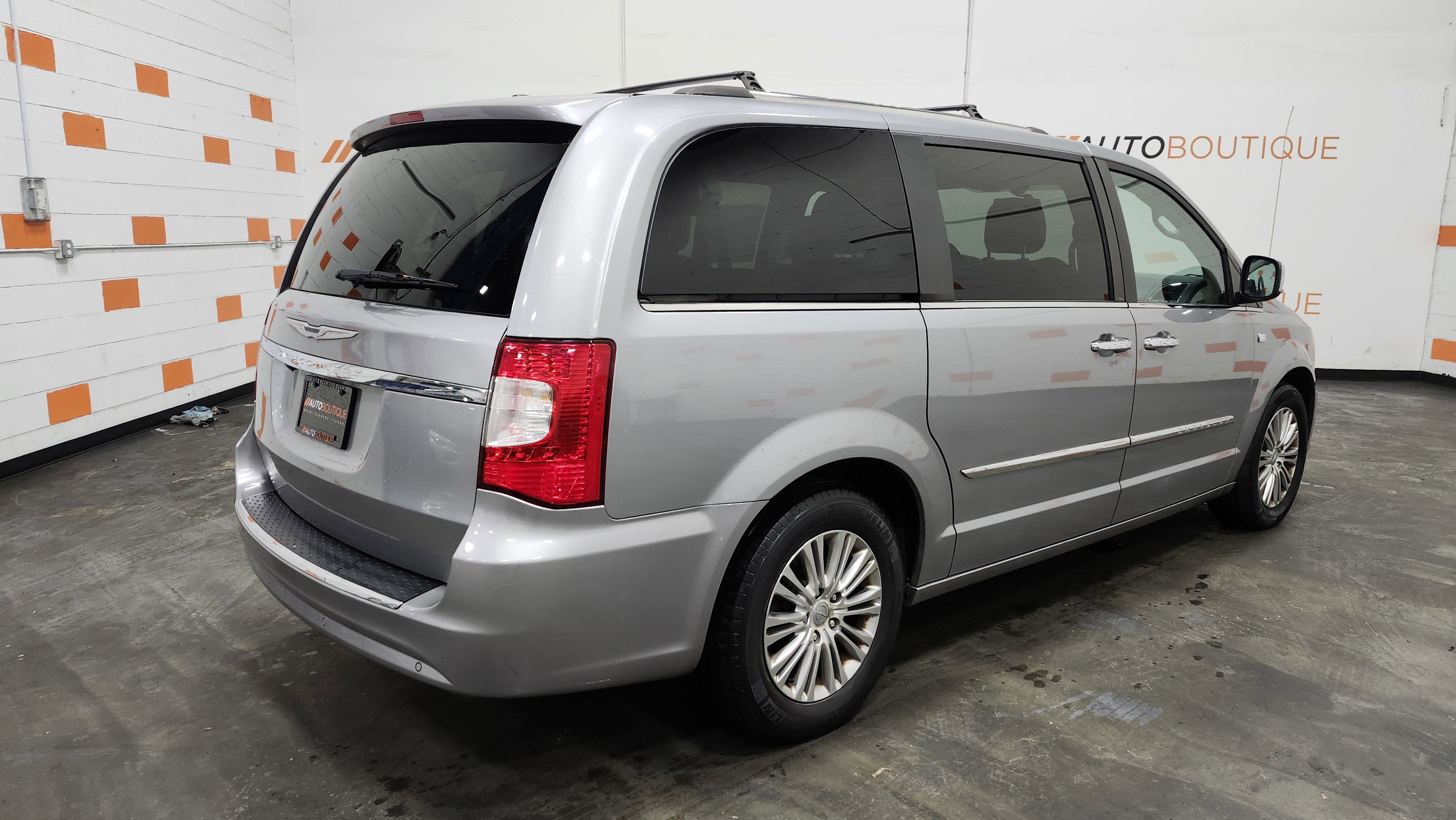 Used 2014 Chrysler Town & Country Touring-L image 18