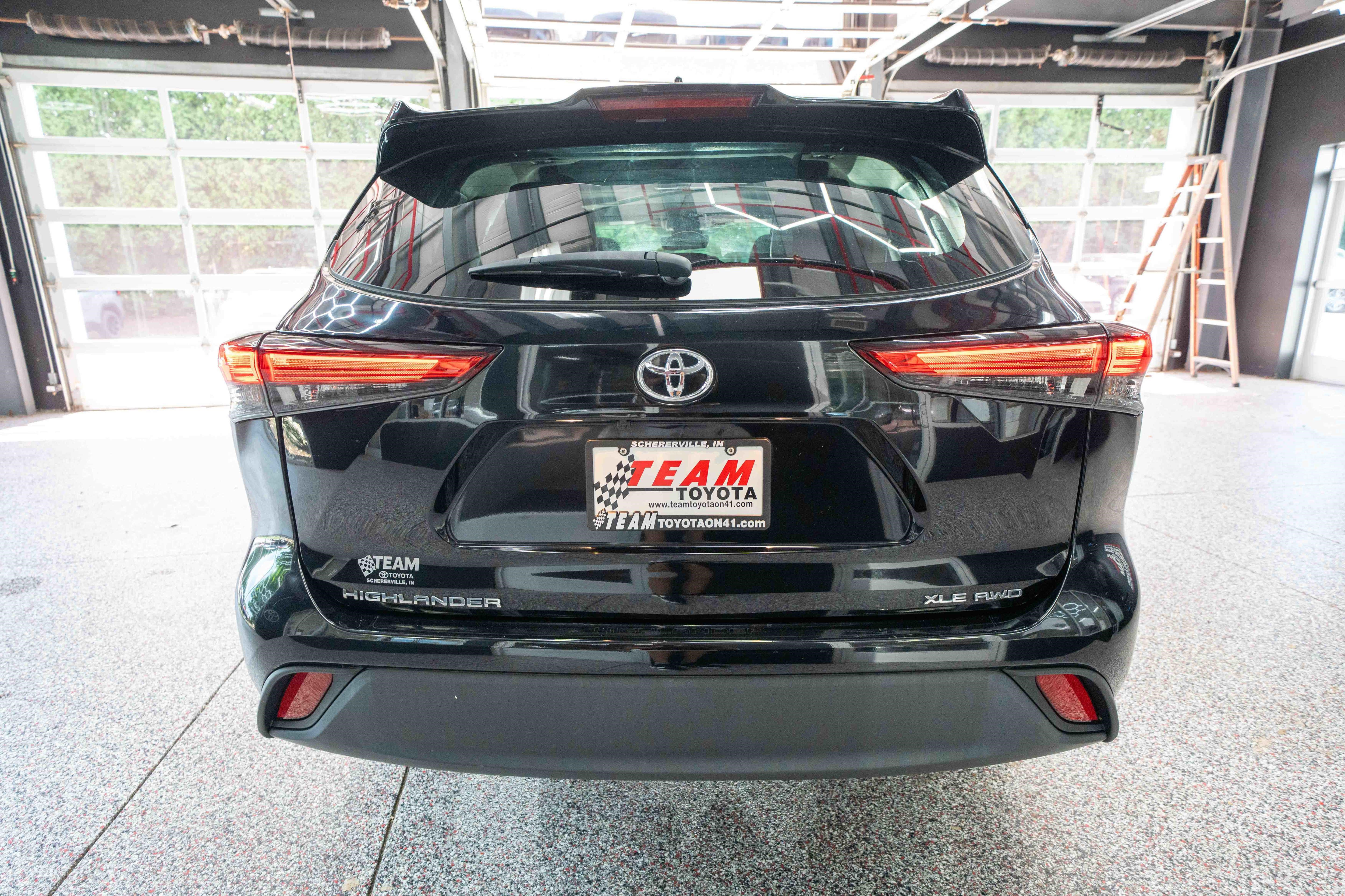 Used 2023 Toyota Highlander XLE AWD/4WD image 3