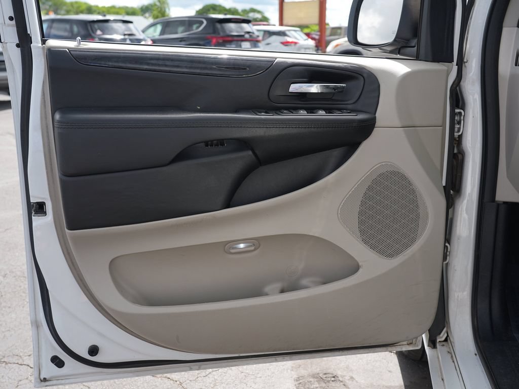 Used 2018 Dodge Grand Caravan SE w/ UConnect Hands-Free Group FWD image 14