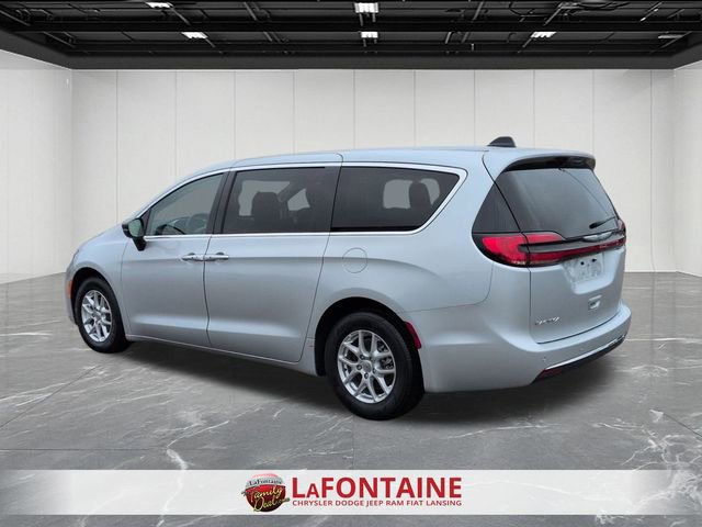 Used 2024 Chrysler Pacifica Touring-L image 3