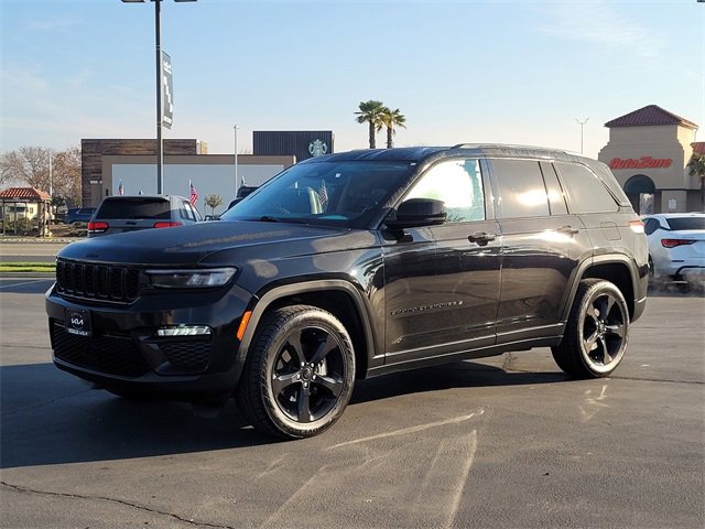 Used 2023 Jeep Grand Cherokee Limited w/ Black Appearance Package image 9