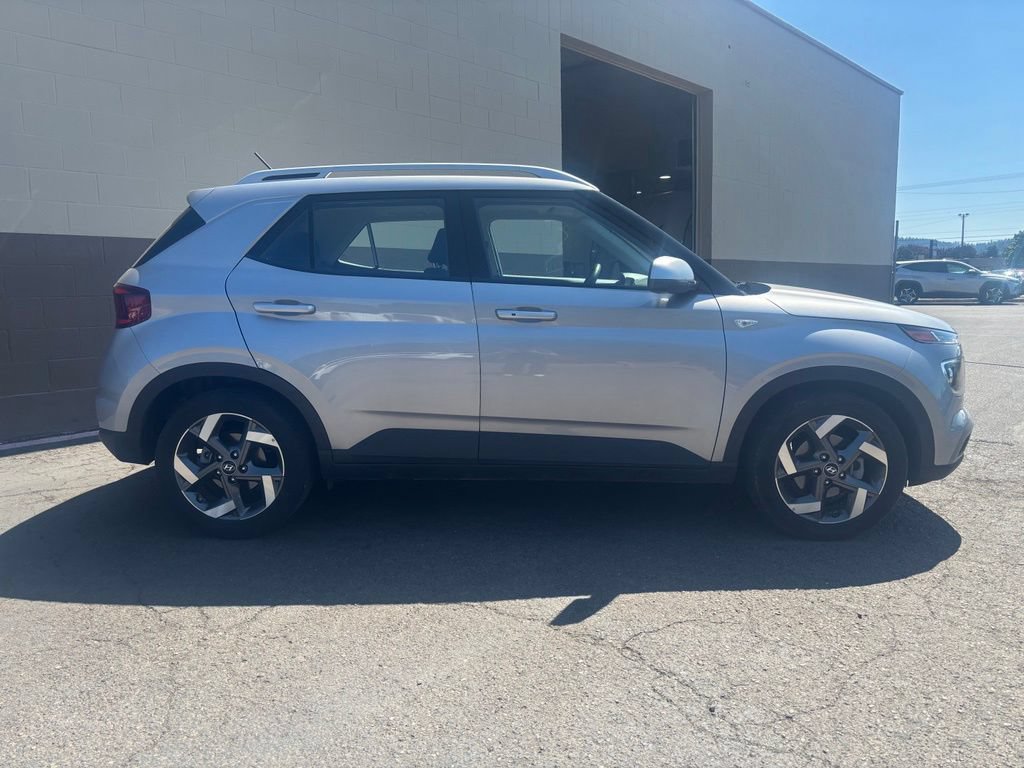 Used 2025 Hyundai Venue SEL FWD image 3
