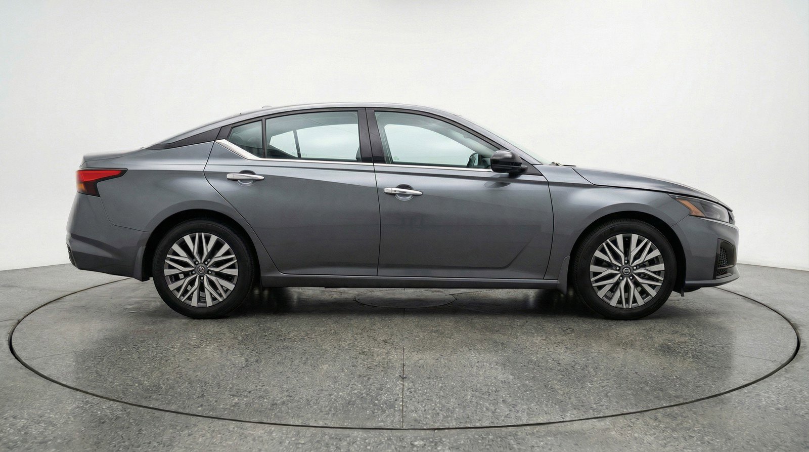 Used 2025 Nissan Altima 2.5 SV FWD image 11
