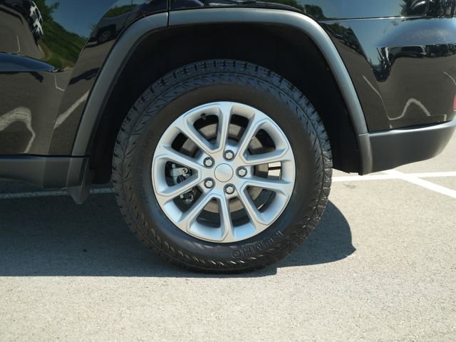 Used 2022 Jeep Grand Cherokee Laredo E RWD image 41