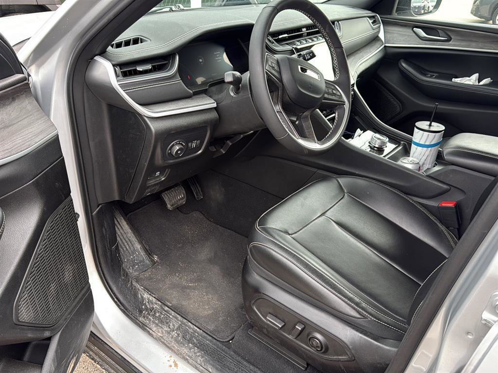 Used 2024 Jeep Grand Cherokee Limited w/ Black Appearance Package image 13