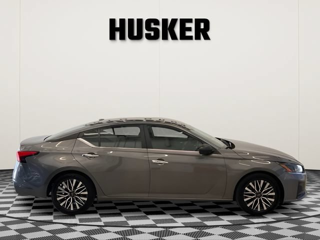 Used 2025 Nissan Altima 2.5 SV FWD image 2