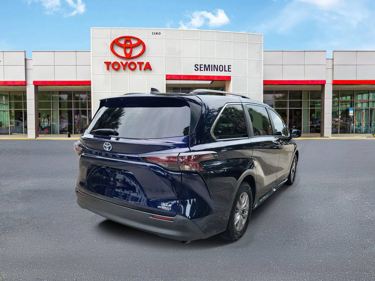 Used 2023 Toyota Sienna XLE FWD image 3