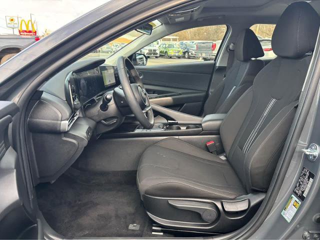 Used 2025 Hyundai Elantra SEL FWD image 21