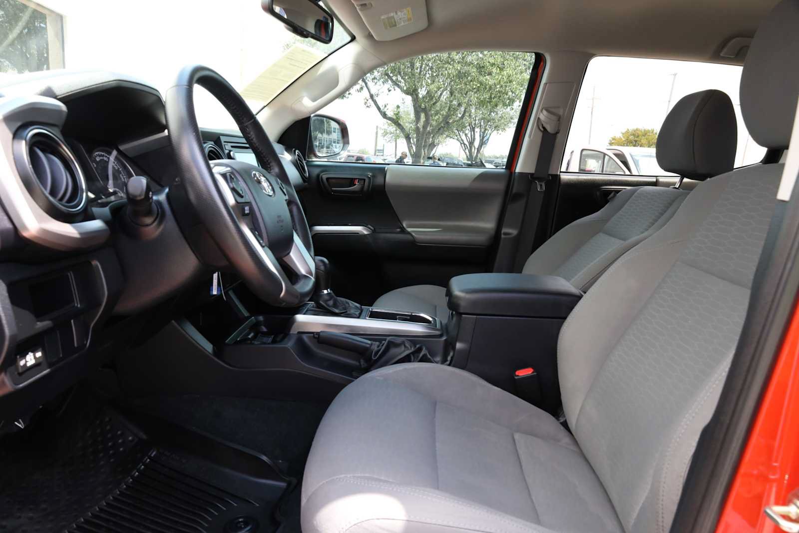 Used 2017 Toyota Tacoma SR5 RWD image 4